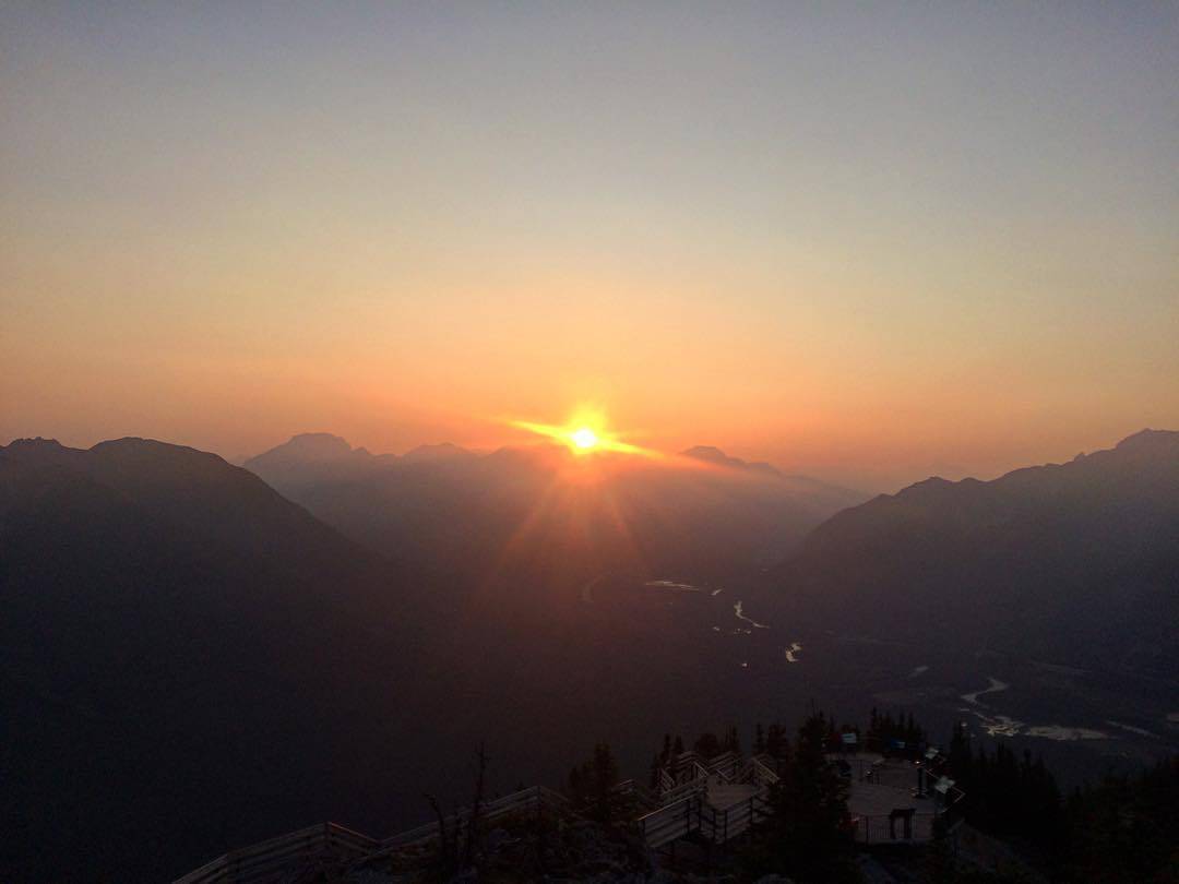 21436284_1957027214509375_3289098685559865344_n Last rays of the day seen from the top of Sulphur Mountain. Not bad for an iPhone photo..!
.
.
.
.
.
#happyhumpday #guidemebanff #sunset #mountains #mybanff #mybackyard #stillsummer #smokey #pursuitlife #alivehere #getoutsideandplay #getoutside #gethigher #summits #sulphurskyline #orange